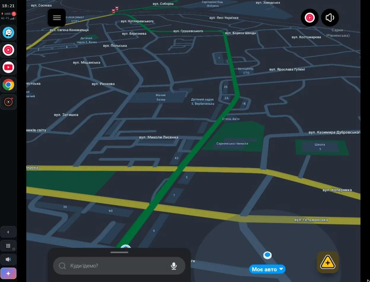 Waze з маршрутом на екрані авто, ліворуч смуга керування ATTD